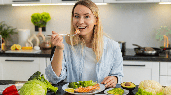 Consumir mais proteína na menopausa nem sempre significa melhores resultados (Imagem: Andrii Iemelianenko | Shutterstock)