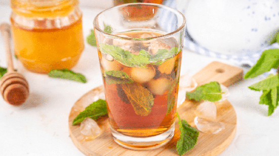 Os chás são uma alternativa para variar o consumo de líquidos e aproveitar diferentes sabores de maneira leve e refrescante (Imagem: Rimma Bondarenko | Shutterstock)