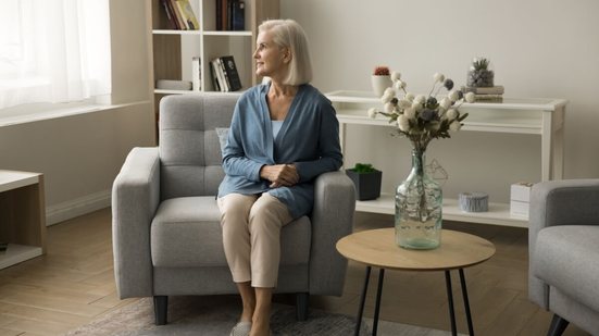 É possível ter ambientes capazes de acompanhar diferentes fases da vida, com funcionalidade, acessibilidade e qualidade de vida (Imagem: fizkes | Shutterstock)