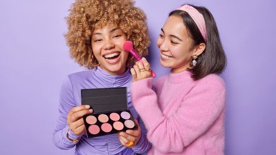 Maquiagens que despertam experiência emocional têm ganhado espaço entre os consumidores (Imagem: Wayhome Studio | Shutterstock)