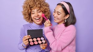 Maquiagens que despertam experiência emocional têm ganhado espaço entre os consumidores (Imagem: Wayhome Studio | Shutterstock)