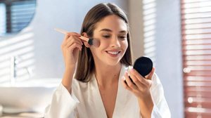 Uma boa preparação da pele e a aplicação correta dos produtos são essenciais para um resultado mais bonito e duradouro (Imagem: Prostock-studio | Shutterstock)