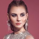 Tendências de maquiagem sofisticadas valorizam o look de Ano-Novo (Imagem: Oleg Gekman | Shutterstock)