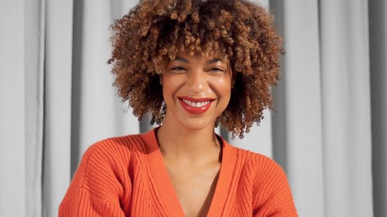 A maquiagem realça o brilho e beleza natural da pele negra (Imagem: Beauty Stock | Shutterstock)