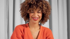 A maquiagem realça o brilho e beleza natural da pele negra (Imagem: Beauty Stock | Shutterstock)