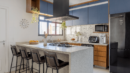 Entender as diferenças entre marcenaria e planejados ajuda a criar ambientes mais funcionais (Projeto: Atelier de Arquitetura Paulo Tripoloni | Imagem: Rafael Renzo)