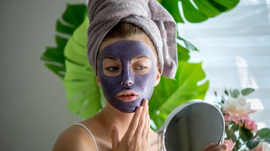 A argila roxa traz diversos benefícios para a saúde da pele (Imagem: Juta | Shutterstock)