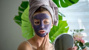 A argila roxa traz diversos benefícios para a saúde da pele (Imagem: Juta | Shutterstock)