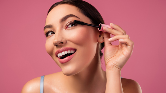 Uma boa escolha pode valorizar os cílios e ajudar a criar diferentes efeitos na maquiagem (Imagem: Beauty Hero | Shutterstock)