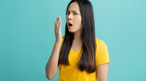Identificar a causa correta do mau hálito é essencial para resolver o problema (Imagem: TORWAISTUDIO | Shutterstock)