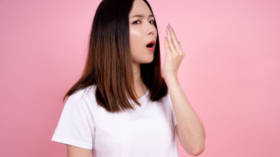 O mau hálito pode indicar muito mais do que a falta de higiene bucal (Imagem: PBXStudio | Shutterstock)