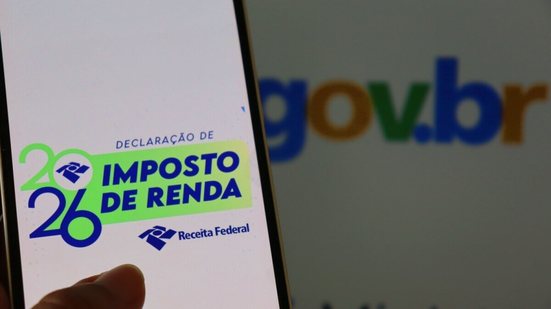 O atraso da declaração de imposto de renda pode gerar multas, juros e restrições financeiras (Imagem: Blossom Stock Studio| Shutterstock)