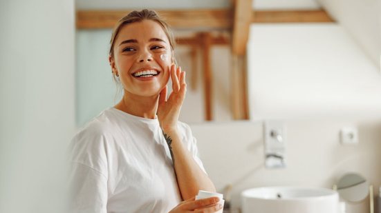 Proteção solar e rotina adequada ajudam a manter o melasma sob controle (Imagem: Yaroslav Astakhov | Shutterstock)