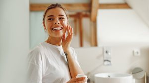 Proteção solar e rotina adequada ajudam a manter o melasma sob controle (Imagem: Yaroslav Astakhov | Shutterstock)