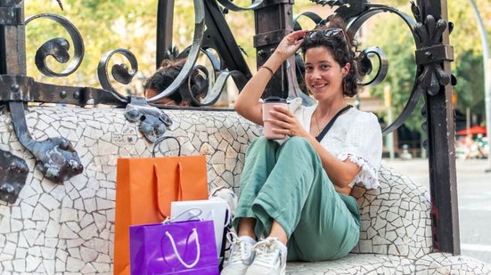 Barcelona encanta os brasileiros que buscam unir turismo e boas compras, com lojas, salões e espaços de beleza que oferecem atendimento acolhedor e produtos variados (Imagem: AlvaroRT | Shutterstock)