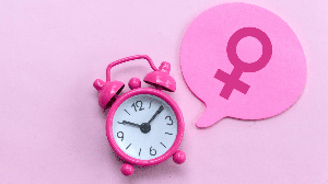 A interrupção da função dos ovários pode acontecer por diferentes motivos e causar sintomas semelhantes à menopausa natural (Imagem: Faizal Ramli | Shutterstock)