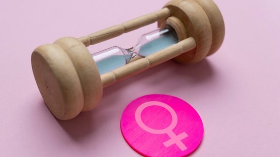 Disfunções da tireoide também podem provocar manifestações semelhantes à menopausa (Imagem: izzuanroslan | Shutterstock)