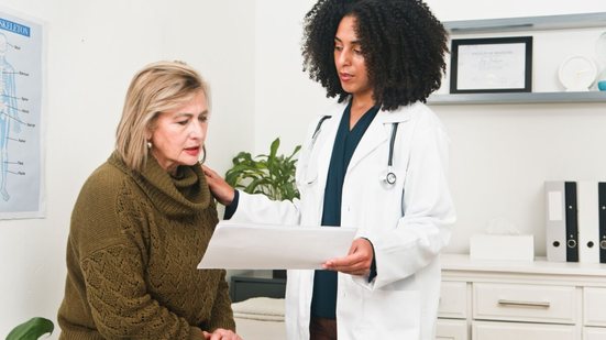 Com acompanhamento médico e cuidados adequados, a menopausa pode ser vivida de forma equilibrada (Imagem: Meeko Media | Shutterstock)