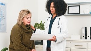 Com acompanhamento médico e cuidados adequados, a menopausa pode ser vivida de forma equilibrada (Imagem: Meeko Media | Shutterstock)