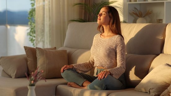 Pausas conscientes ajudam o cérebro a sair do modo automático (Imagem:  Pheelings media | Shutterstock)