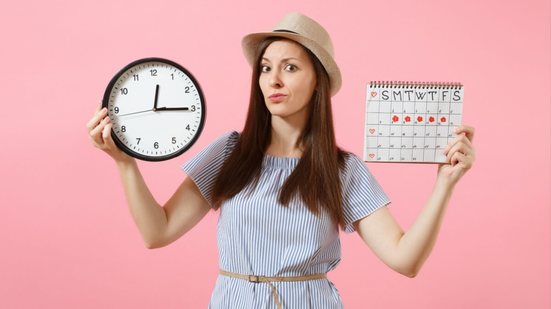 Menstruação irregular nas férias é comum e, em geral, não indica problemas de saúde (Imagem: ViDI Studio | Shutterstock)