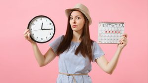 Menstruação irregular nas férias é comum e, em geral, não indica problemas de saúde (Imagem: ViDI Studio | Shutterstock)