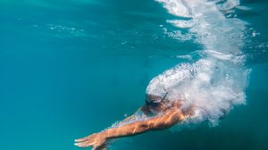 Mergulhar em água rasa pode colocar a vida em risco (Imagem: Dewald Kirsten | Shutterstock)