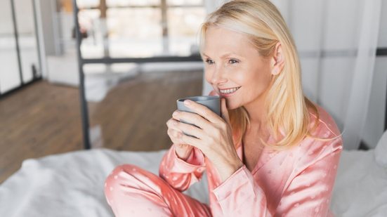 Os chás podem oferecer um suporte adicional a mulheres na menopausa em relação à ativação do metabolismo (Imagem: Inside Creative House | Shutterstock)