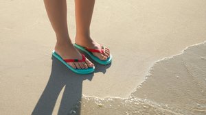 Alguns cuidados ajudam a evitar micoses e fissuras na pele no verão (Imagem: New Africa | Shutterstock)