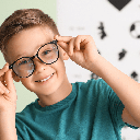 A saúde visual na infância merece atenção desde os primeiros sinais de dificuldade para enxergar (Imagem: Pixel-Shot | Shutterstock)