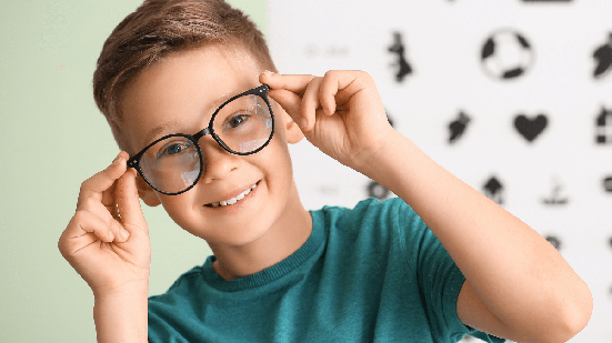 A saúde visual na infância merece atenção desde os primeiros sinais de dificuldade para enxergar (Imagem: Pixel-Shot | Shutterstock)