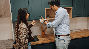 Antes de investir em um móvel planejado, vale observar alguns pontos que podem mudar completamente a experiência no dia a dia (Imagem: Vukasin Ljustina | Shutterstock)