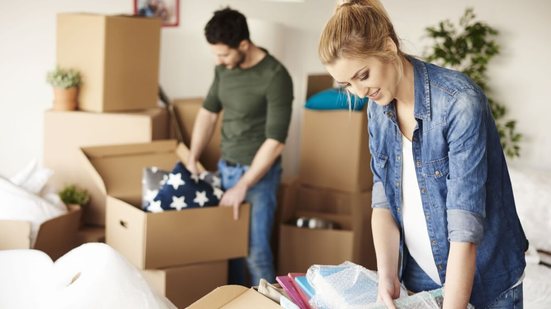 Organizar a mudança por etapas ajuda a atravessar esse processo sem estresse (Imagem: gpointstudio | Shutterstock)