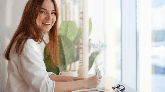 Organizar os horários e estabelecer prioridades pode ajudar a tornar a adaptação a uma nova rotina mais tranquila (Imagem: Kostikova Natalia | Shutterstock)
