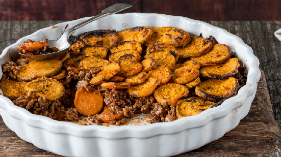 Batata-doce assada com carne moída (Imagem: BBA Photography | Shutterstock)