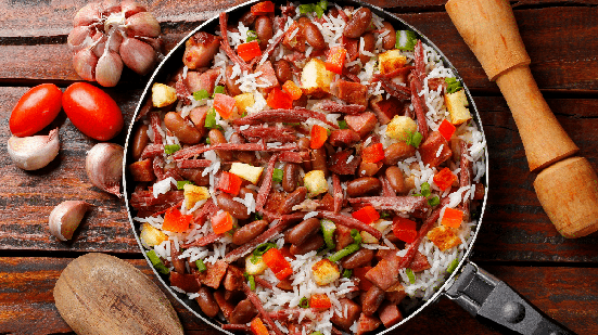 Baião de dois com carne de sol (Imagem: Adao | Shutterstock)
