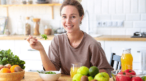 Com o avanço de fatores de risco associados às doenças crônicas, a nutrição passa a ocupar um papel mais estratégico na prevenção (Imagem: KucherAV | Shutterstock)