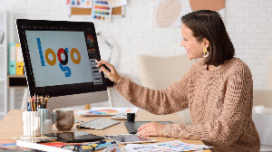 Desenvolver o pensamento do design traz benefícios que podem ser aplicados tanto na vida profissional quanto na pessoal (Imagem: Pixel-Shot | Shutterstock)