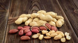 O amendoim possui propriedades nutricionais importantes para o corpo (Imagem: Natallia Ploskaya | Shutterstock)