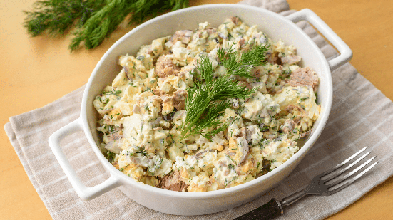 Salada de ovo com atum (Imagem: vivooo | Shutterstock)