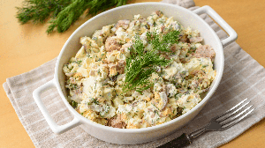 Salada de ovo com atum (Imagem: vivooo | Shutterstock)