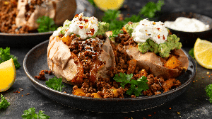 Batata-doce recheada com carne moída (Imagem: DronG | Shutterstock)
