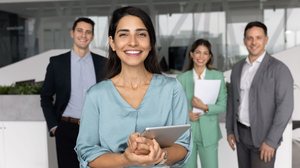 Mulheres em cargos de liderança ainda enfrentam interpretações diferentes sobre autoridade e emoção (Imagem: fizkes | Shutterstock)