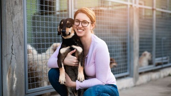 As mulheres assumem papel central na adoção e nos cuidados com animais (Imagem: hedgehog94 | Shutterstock)