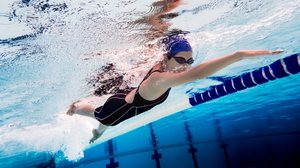 A natação melhora a função miocárdica, reduz processos inflamatórios e fortalece a musculatura  (Imagem: TORWAISTUDIO | Shutterstock)