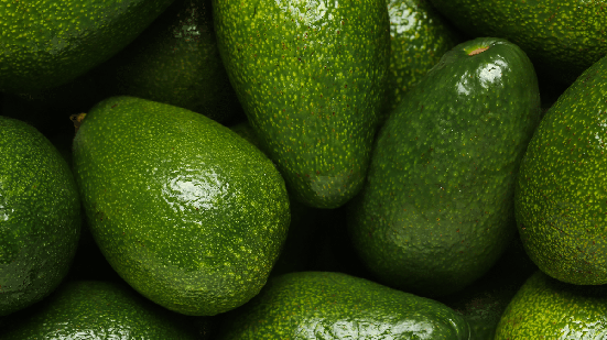 O abacate verde precisa permanecer em condições que permitam a continuidade do seu amadurecimento (Imagem: monshtein | Shutterstock)