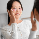 O aspecto da região abaixo dos olhos pode mudar conforme a idade, os hábitos e outros fatores (Imagem: Pixel-Shot | Shutterstock)