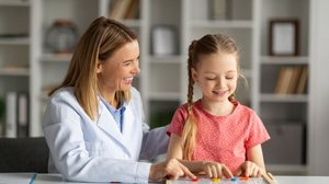 O Transtorno do Espectro Autista e o atraso global do desenvolvimento são condições distintas (Imagem: Prostock-studio | Shutterstock)