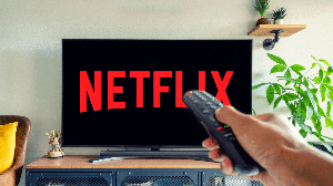 Com histórias de suspense, romance, ação e comédia, a Netflix promete envolver o público do início ao fim (Imagem: Mlle Sonyah | Shutterstock)