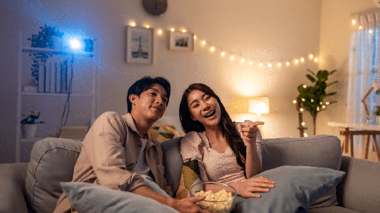 Investigação, aventura, romance e comédia ganham espaço no catálogo da Netflix nesta semana (Imagem: Hananeko_Studio | Shutterstock)